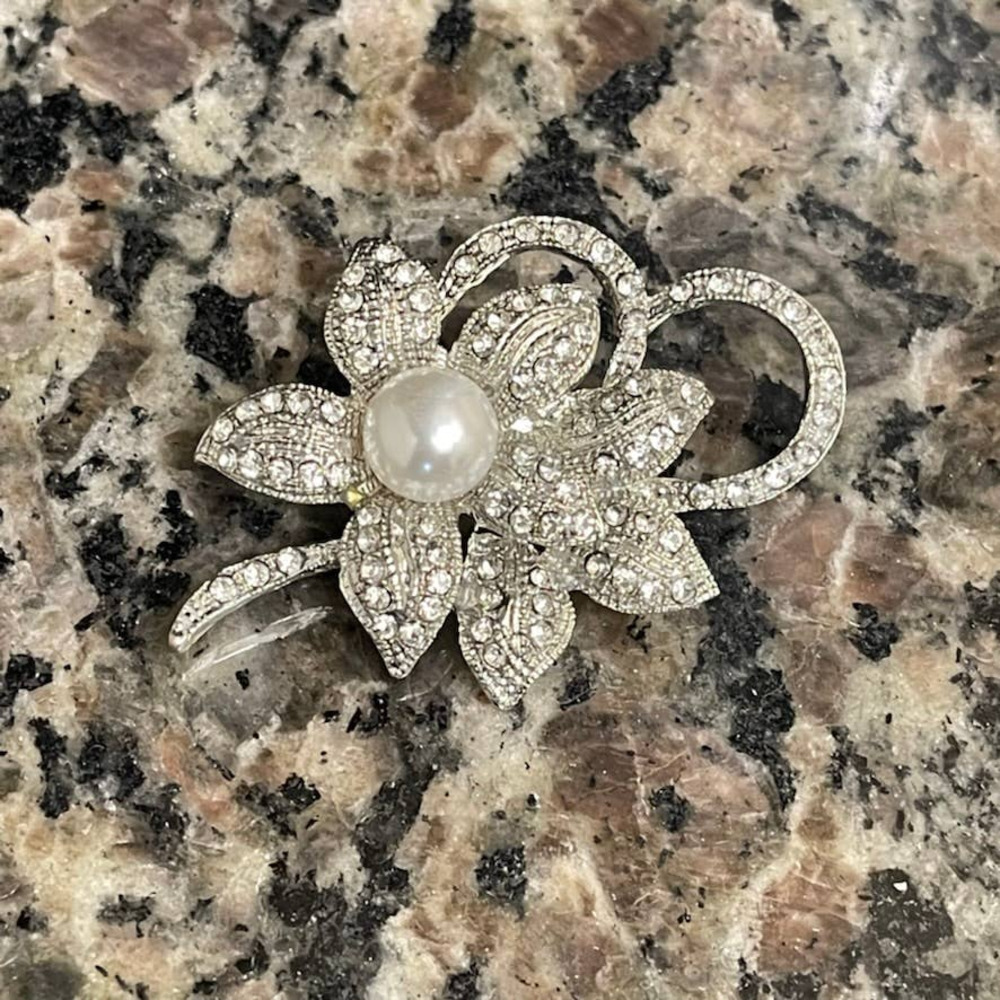 NWT Elegant Faux Pearl Brooch Luxury Embellished Fashion Flower Pin - Picture 6 of 8